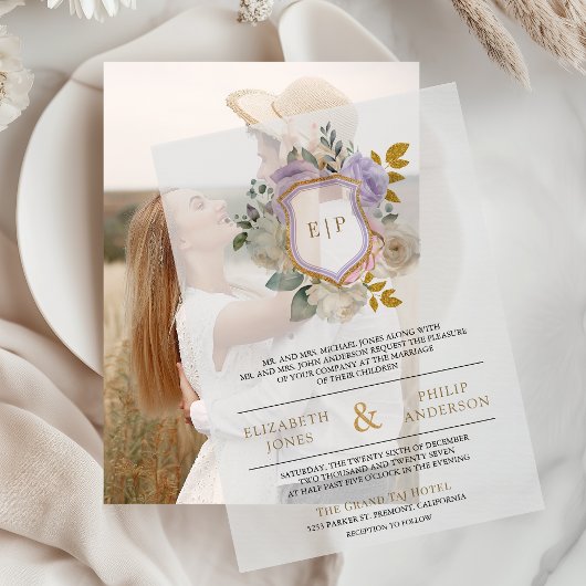 パステルパープルフローラモノグラムクレスト結婚ズ ベラム紙招待状