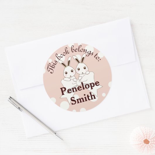 パステルピンクかわいいバニーの子供たち本書は次のものだ ラウンドシール (封筒)