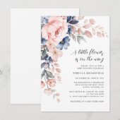 パステルピンクとインディゴブルーの花のベイビーシャワー 招待状 (正面/裏面)