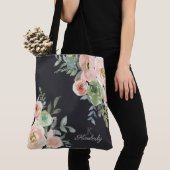 パステルピンクとグリーンの花柄 ネイビー背景 トートバッグ (クローズアップ)