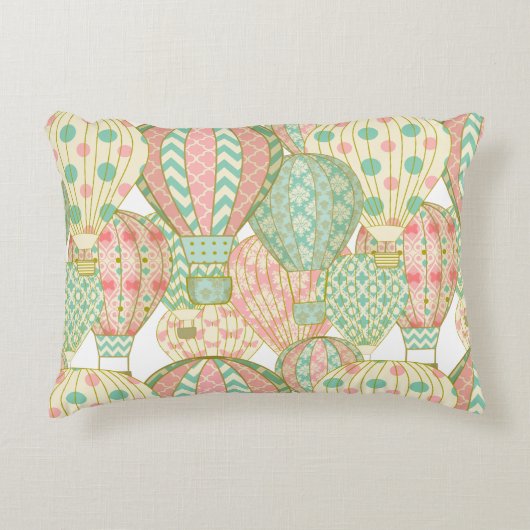 パステルピンクと青のホットエアバルーンのパターン アクセントクッション (正面)