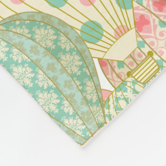 パステルピンクと青のホットエアバルーンのパターン フリースブランケット (角)