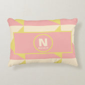 パステルピンクと黄色の形状とモノグラム名 アクセントクッション (正面)