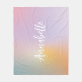 パステルピンクのレインボーガーリーモノグラムシンプルスクリプト フリースブランケット (正面)