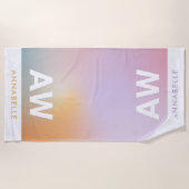 パステルピンクのレインボーガーリーモノグラムシンプルビーチ ビーチタオル (正面)