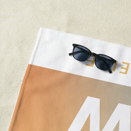 パステルピンクのレインボーガーリーモノグラムシンプルビーチ ビーチタオル (インサイチュ)