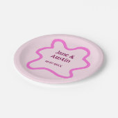 パステルピンクのレトロな結婚式のボーダー枠 名前 日付 ペーパープレート (アングル)