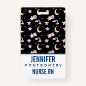 パステルピンクの月、星、雲のパターン バッジ (裏面)