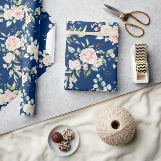 パステルピンクの水色のバラパターン ラッピングペーパー (クラフト)