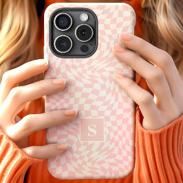 パステルピンクの波状チェックモノグラム iPhone 15ケース