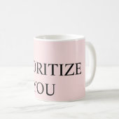 パステルピンクのMinimal Prioritize You 引用 コーヒーマグカップ (正面右)