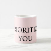 パステルピンクのMinimal Prioritize You 引用 コーヒーマグカップ (中央)