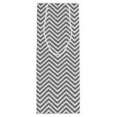 パステルピンクアンドグレーシェブロン名前をカスタムする ワインギフトバッグ (裏面)