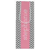 パステルピンクアンドグレーシェブロン名前をカスタムする ワインギフトバッグ (正面)