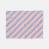 パステルピンクアンドスカイブルーグラデーションストライプの フリースブランケット (正面(横))
