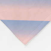 パステルピンクアンドスカイブルーグラデーションストライプの フリースブランケット (角)