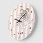 パステルピンクストライプ キュートなコアラのベビー / キッズルーム ラージ壁時計 (傾斜)