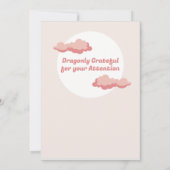 パステルピンクスリーピングクラウドベビードラゴン誕生日 招待状 (裏面)