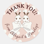 パステルピンクバニーガールツインベビーシャワー/誕生日 ラウンドシール (正面)