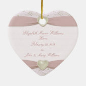 パステルピンクパールレースベビー写真オルナメント セラミックオーナメント (裏面)