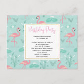 パステルピンクフラミンゴスオングリーンパターン誕生日 インビテーションポストカード (正面)