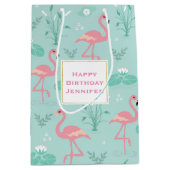パステルピンクフラミンゴスグリーンパターン誕生日 ミディアムペーパーバッグ (正面)