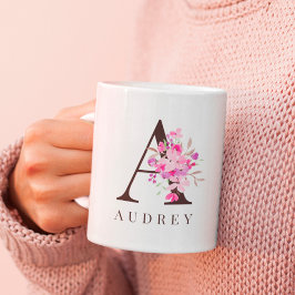 パステルピンクフローラブラックはっきりしたスクリプトのモノグラム名 コーヒーマグカップ