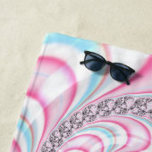 パステルピンクブルーキャンディーケーンスパイラルフラクタル ビーチタオル (インサイチュ)