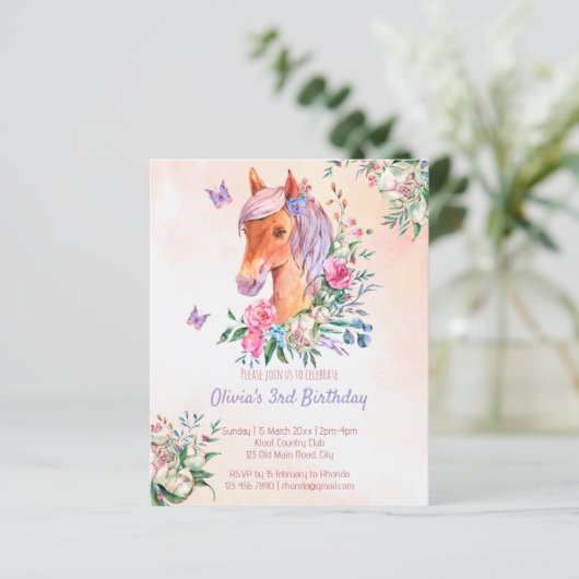 パステルピンクベビー馬の予算の誕生日の招待状 (スタンド正面)