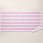 パステルピンクホワイトカバストライプナ – パーソナライズされた ビーチタオル (正面)