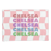 パステルピンクホワイトチェッカーボード名タイポグラフィ 枕カバー (正面右)