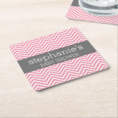 パステルピンク&グレーシェブロンベビーシャワーコレクション スクエアペーパーコースター (アングル)
