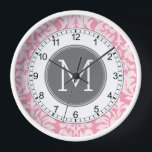 パステルピンク&グレーダマスクパターンカスタムモノグラム 壁時計<br><div class="desc">このトレンディーにモノグラムを追加フェミニンし、フローラを色で人気があるマスク。ダマスクはお洒落黒板だ。</div>