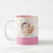 パステルピンクABC誕生レコードStatベビーガールズ写真 ツートーンマグカップ (左)