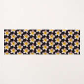 パステルフランギパニプルメリアフラワーズオンブラック ヨガマット (正面(横))