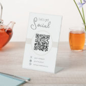 パステルブラウンQRコードは私のフェミニンソーシャルメディアをスキャンする 台座サイン (インサイチュ)