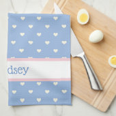 パステルブルーとホワイトハート パーソナライズされた キッチンタオル (四つ折り)