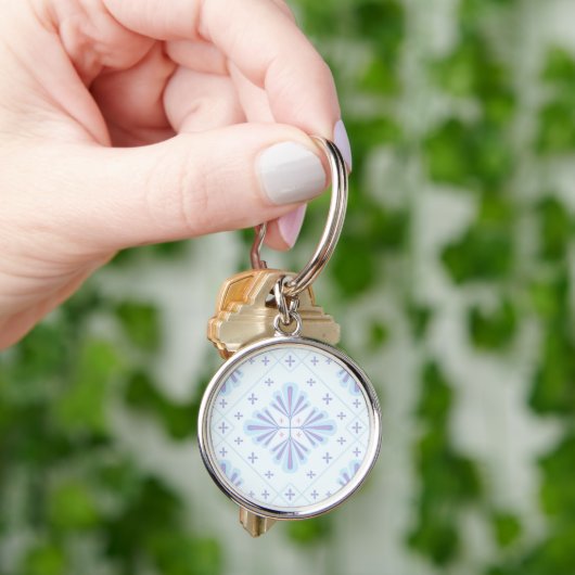 パステルブルーの幾何学模様の花の繰り返しパターン キーホルダー (手)
