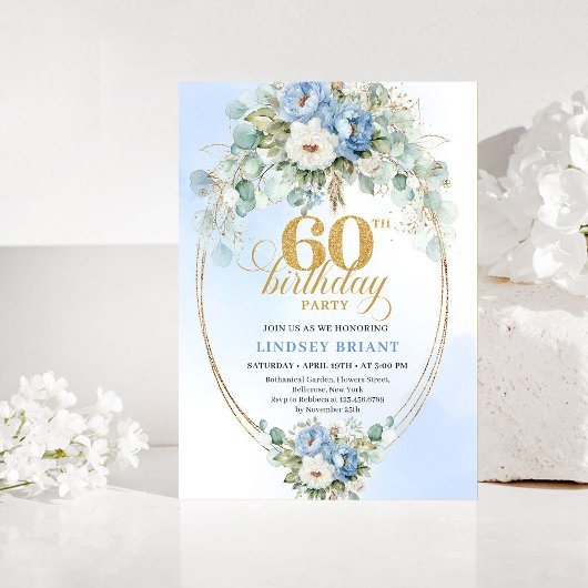 パステルブルーの花とゴールドの60歳の誕生日招待状 招待状