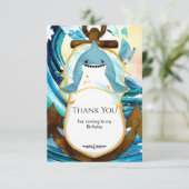 パステルブルーの遊び心あるサメの誕生日 サンキューカード (スタンド正面)