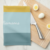 パステルブルーカラーブロックストライプのパーソナライズされた名前 キッチンタオル (四つ折り)