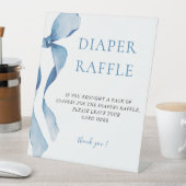 パステルブルーボウベビーシャワーオムツラッフル 台座サイン (インサイチュ)