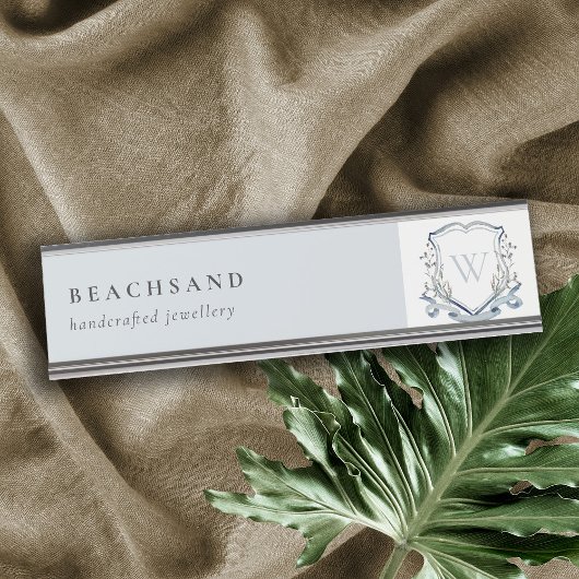 パステルブルーワイルドフラワーウォーターカラークレストモノグラム デスクネームプレート