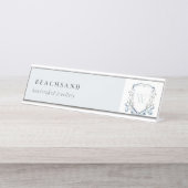 パステルブルーワイルドフラワーウォーターカラークレストモノグラム デスクネームプレート (正面)