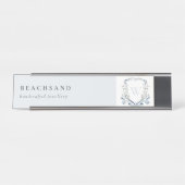 パステルブルーワイルドフラワーウォーターカラークレストモノグラム デスクネームプレート (正面)