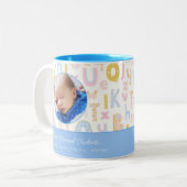 パステルブルーABC誕生レコード統計男の赤ちゃん写真 ツートーンマグカップ (正面左)