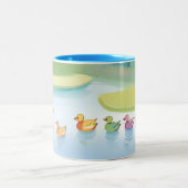パステルベビーのアヒルが池に入る ツートーンマグカップ (中央)