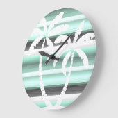 パステルミントグリーングレー水カラーストライプパターン ラージ壁時計 (傾斜)