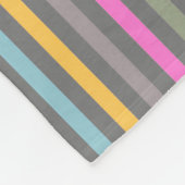 パステルモダンカラーとグレーのトーンのストライプ フリースブランケット (角)