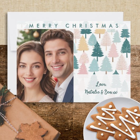 パステルモダンパインツリーズカスタムフォトクリスマス シーズンカード